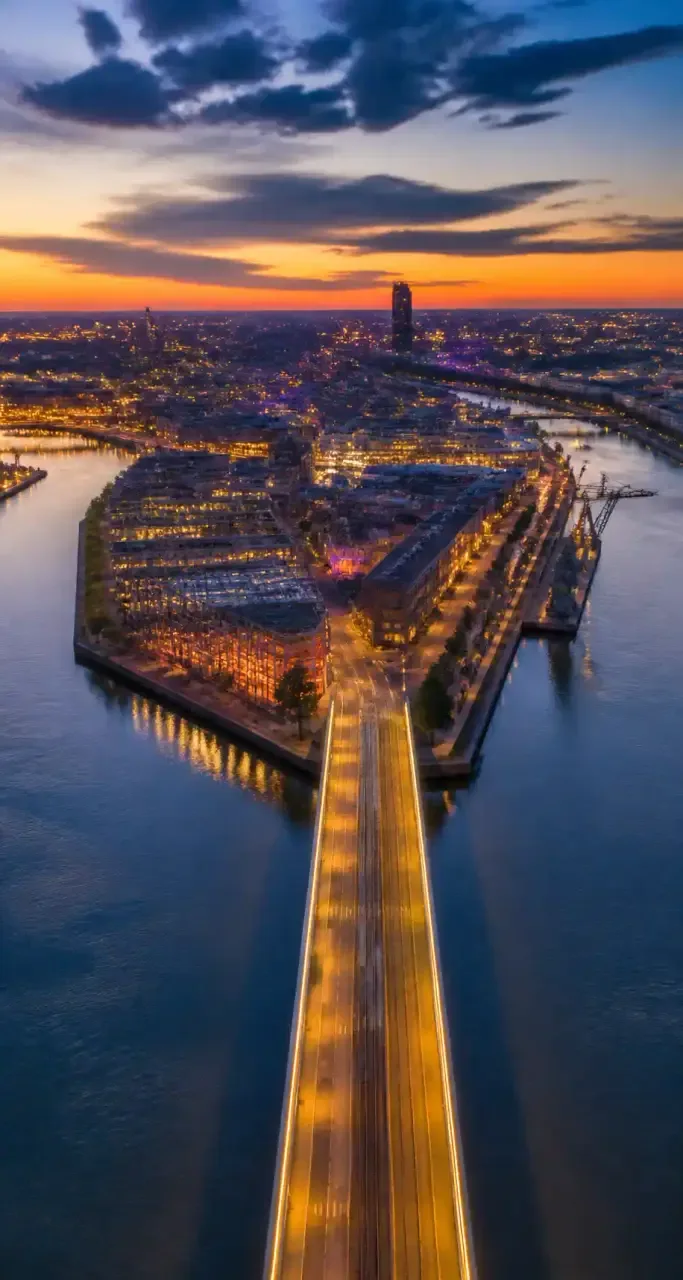 Vue aérienne de l'île de Nantes, au crépuscule