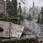Cimetiere Nantes : main gantée avec carnet au cimetière Miséricorde