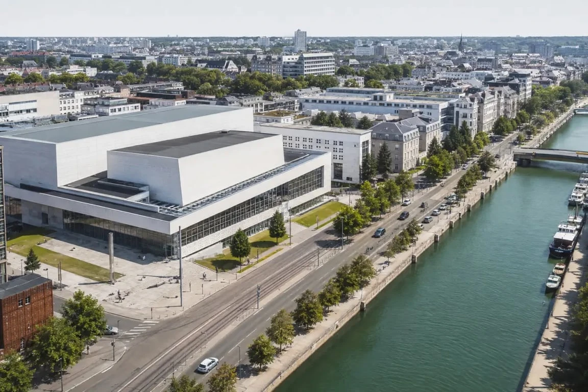 Champs de Mars Nantes et Cité des Congrès près du canal Saint-Félix