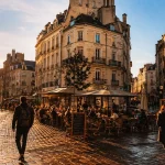 Nantes place du bouffay : terrasses piétonnes et pavés à golden hour