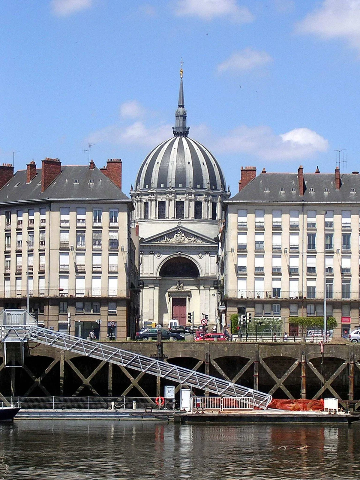 L’église Notre-Dame-de-Bon-Port, le dôme du quartier de la Fosse