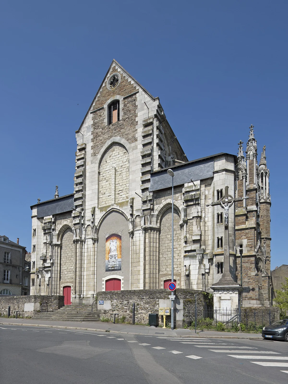 L’église Saint-Similien et sa façade restée inachevée
