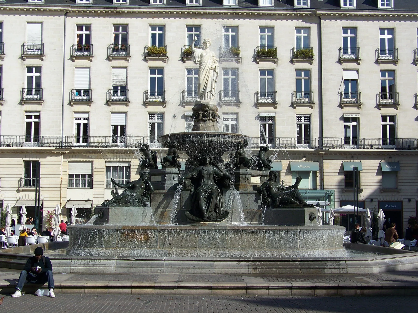 La place Royale : façades classiques et fontaine de Nantes