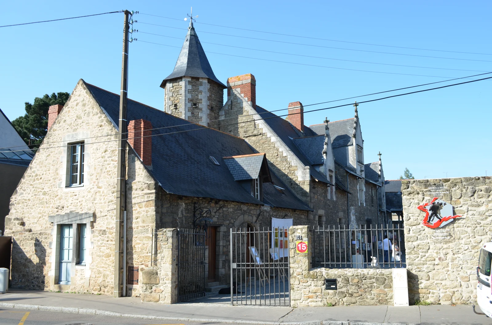 Le manoir de la Hautière vu depuis la rue, sur la butte Sainte-Anne