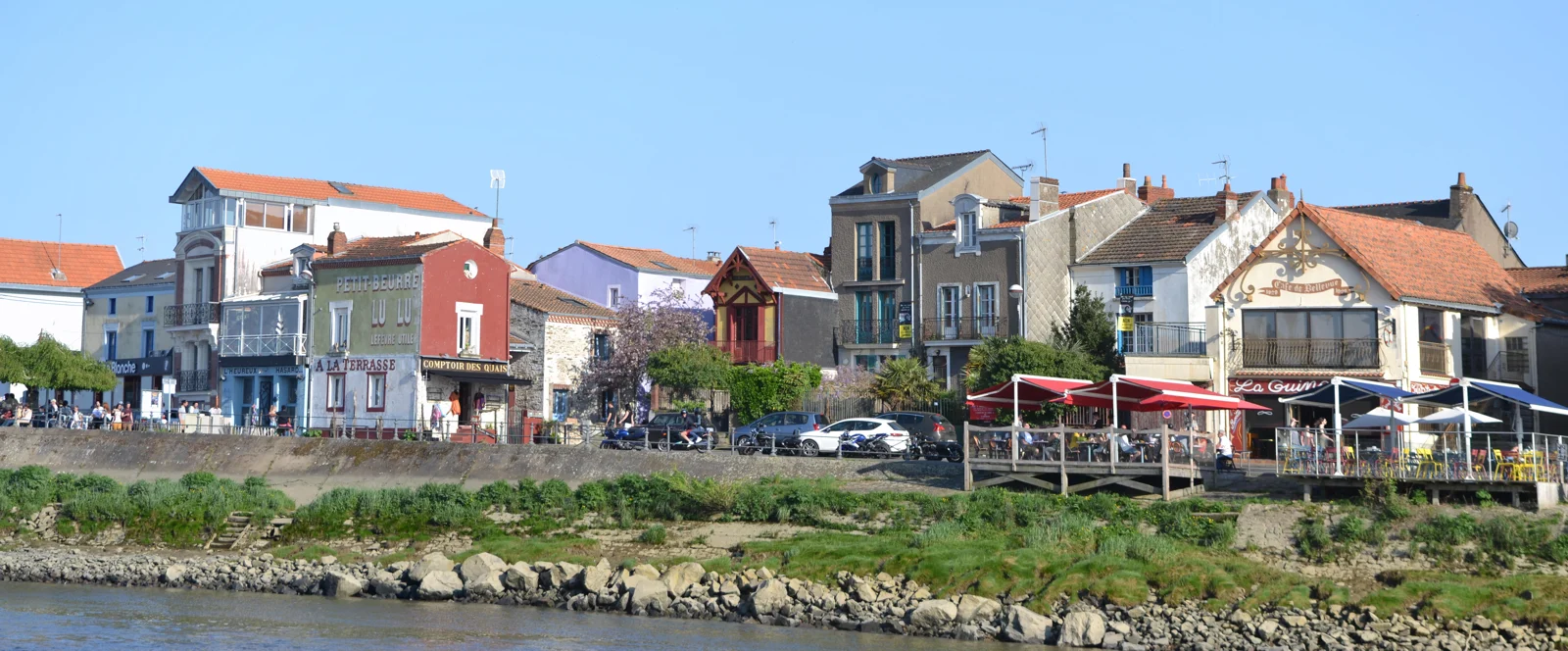 Les maisons du quai de Trentemoult vues depuis la Loire, à Rezé